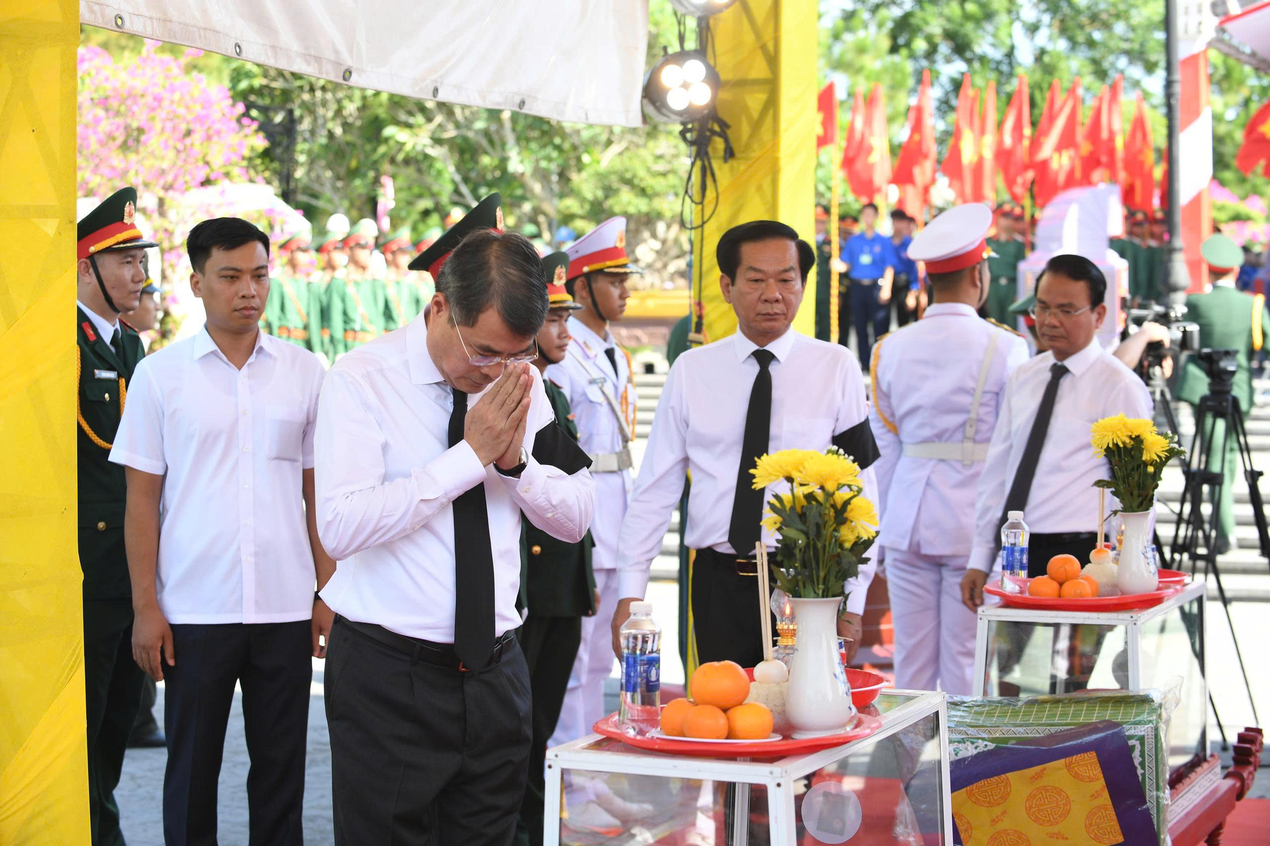 thu-tuong-6-17795149766441514960705 Thủ tướng Lê Minh Hưng dự lễ an táng 28 hài cốt liệt sĩ quân tình nguyện tại Quảng Trị- Ảnh 2.