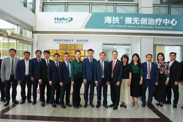 Đoàn công tác Bộ Y tế Việt Nam thăm và làm việc tại Bệnh viện Trung tâm TP Toại Ninh và cơ sở nghiên cứu công nghệ y học siêu âm của Trung Quốc