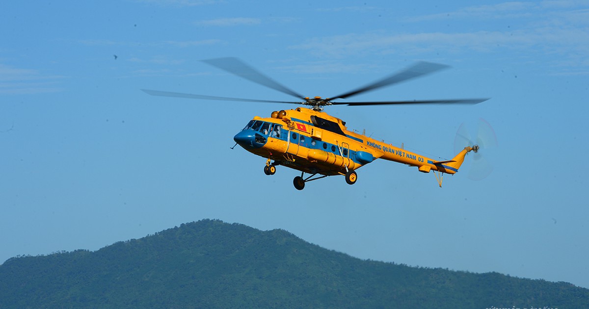 Trực thăng Không quân bay huấn luyện giữa nắng nóng Sơn Tây