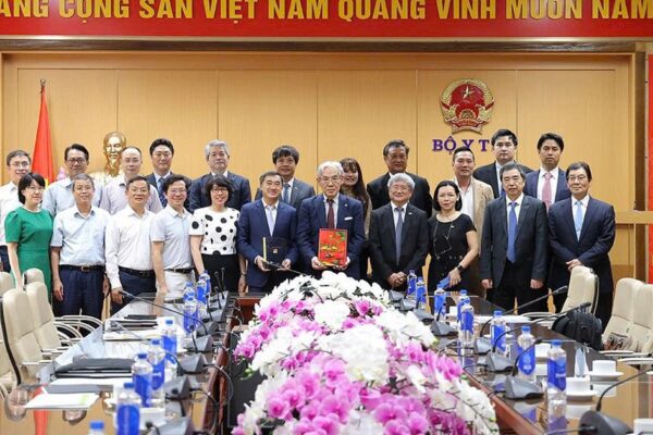 Thứ trưởng Bộ Y tế Trần Văn Thuấn tiếp, làm việc với FPT và Tập đoàn Y tế Tokushukai, Nhật Bản