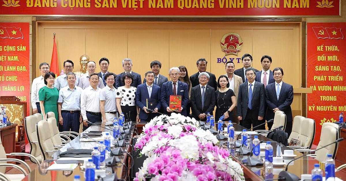 Thứ trưởng Bộ Y tế Trần Văn Thuấn tiếp, làm việc với FPT và Tập đoàn Y tế Tokushukai, Nhật Bản