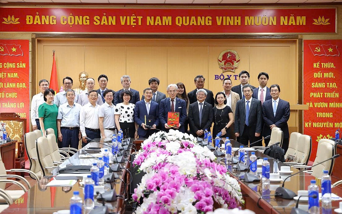 Thứ trưởng Bộ Y tế Trần Văn Thuấn tiếp, làm việc với FPT và Tập đoàn Y tế Tokushukai, Nhật Bản