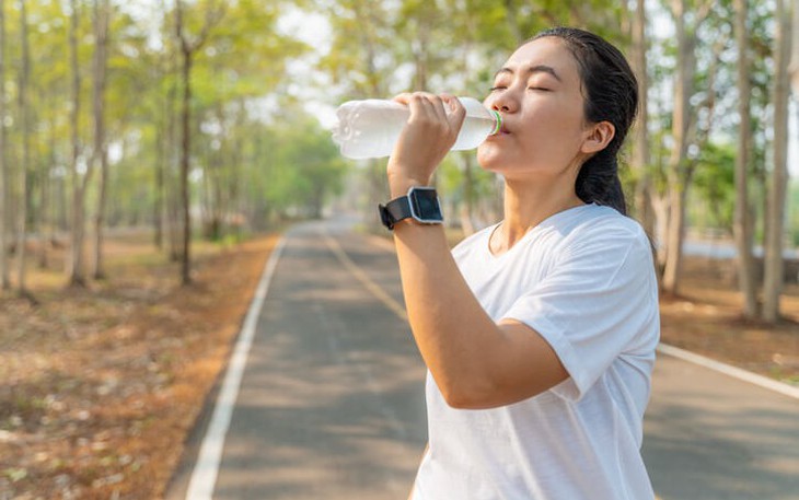 woman-drinking-water-17796834607991287164579-28-0-481-724-crop-17796834666052035683983-3 Nắng nóng đỉnh điểm - nên uống nước như thế nào để đảm bảo sức khỏe?