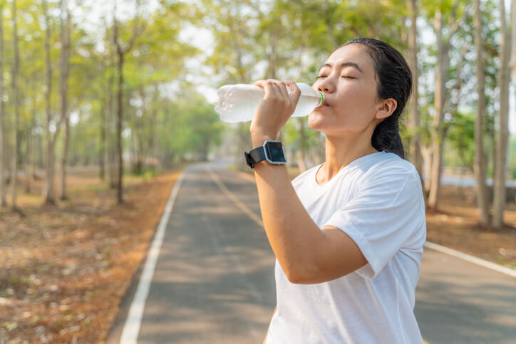 woman-drinking-water-17796834607991287164579 Nắng nóng đỉnh điểm - nên uống nước như thế nào để đảm bảo sức khỏe?- Ảnh 1.