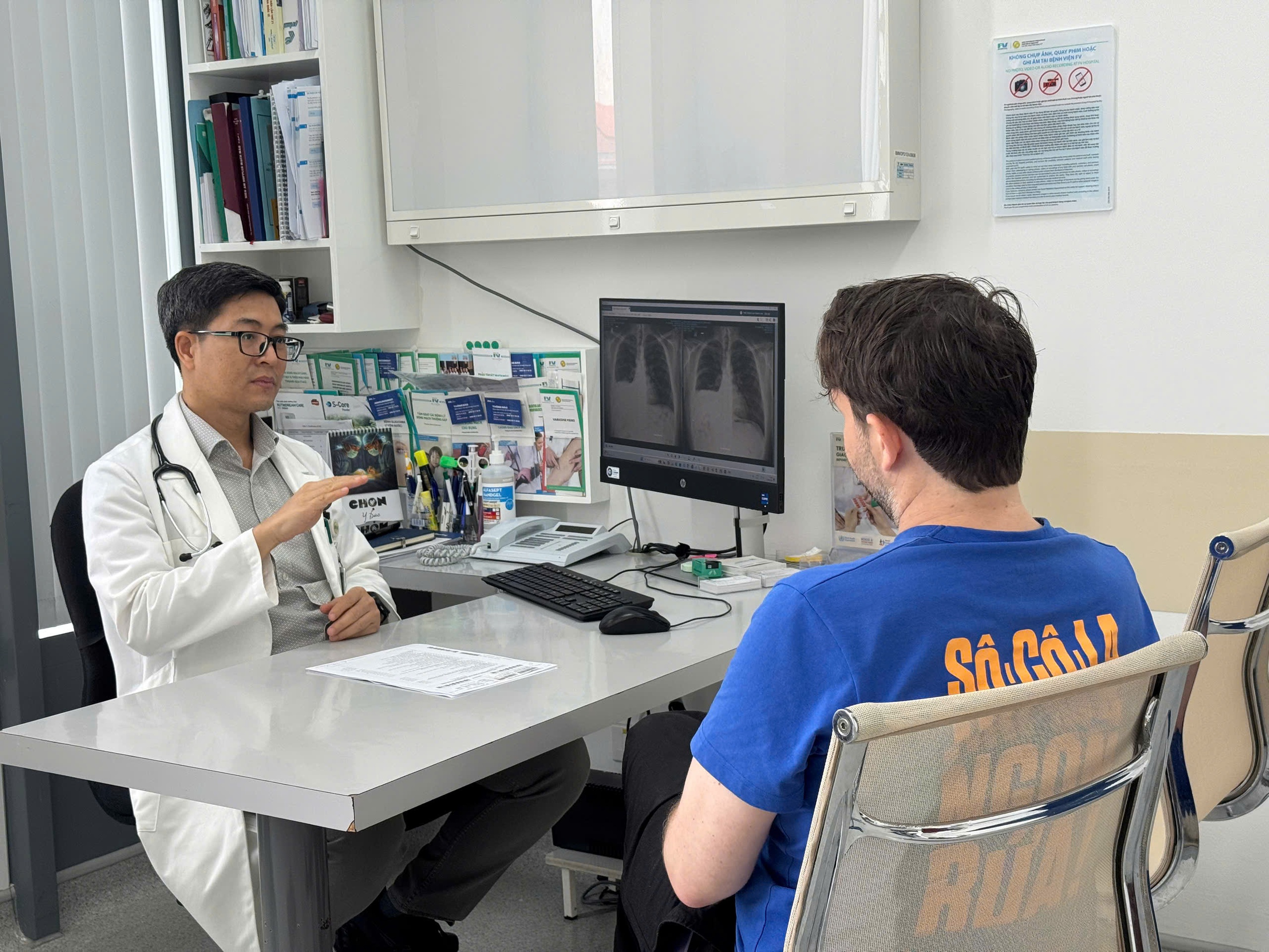 Ho ra máu vì ổ viêm phổi tái phát, người đàn ông Mỹ được bác sĩ FV cứu sống bằng phẫu thuật robot- Ảnh 1.