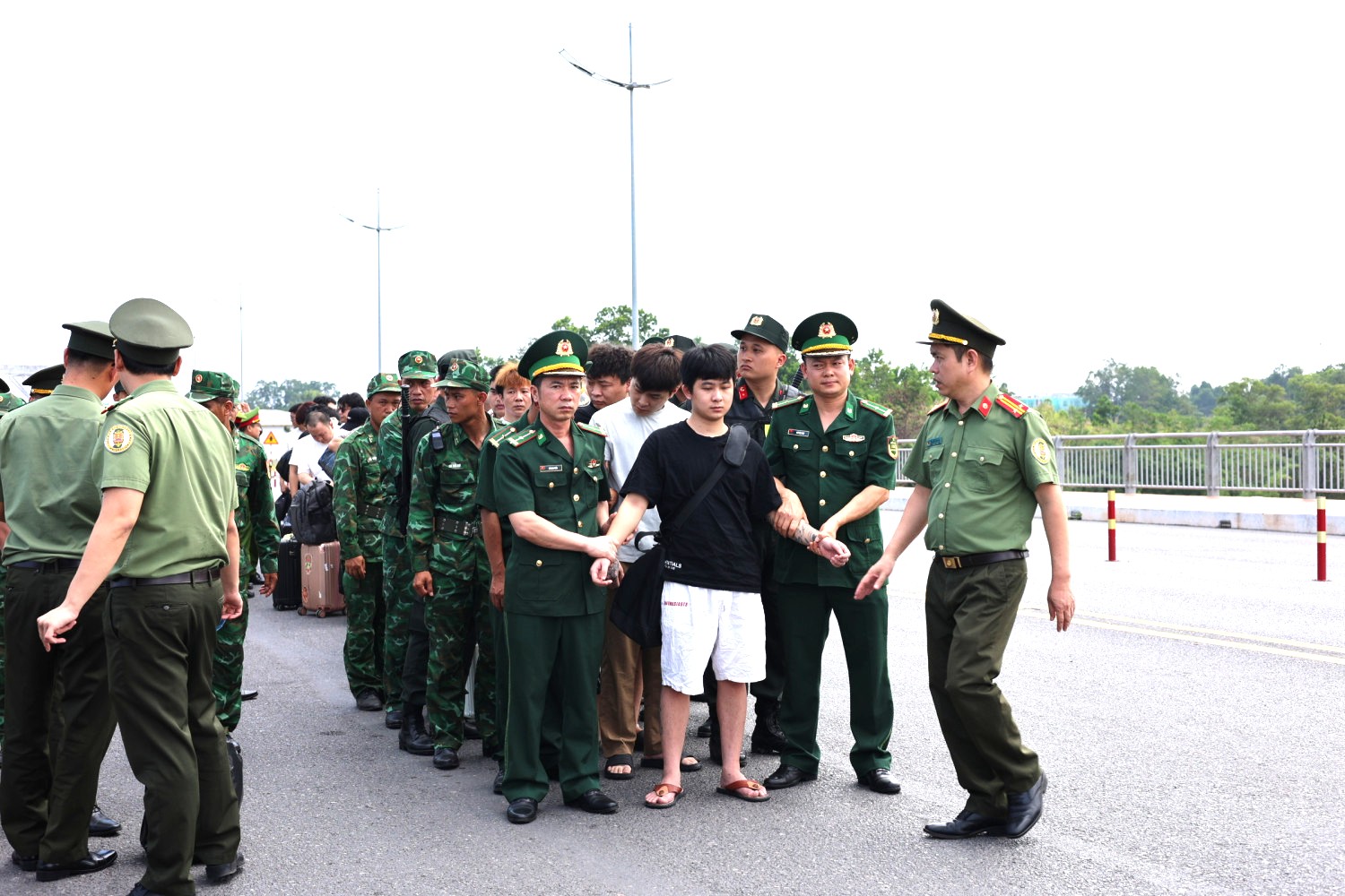 z7832278951242b506e0fcacaecfc03a3b06d46ffcde3c-1778986210975789734862 Trục xuất 33 người nước ngoài lập trang web giả mạo đầu tư mở gian hàng TikTok Shop để lừa đảo- Ảnh 1.