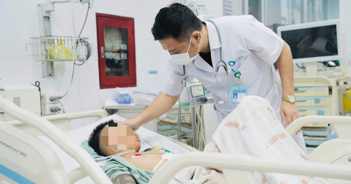 Bị bóng sút vào bụng, bé trai vỡ lách độ IV, sốc mất máu