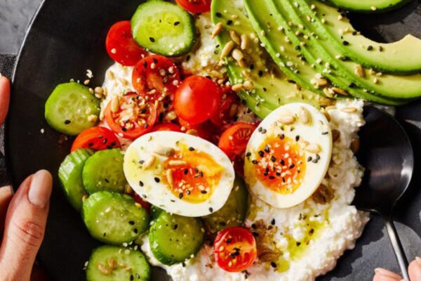 Bữa sáng chọn trứng hay sữa chua Hy Lạp để cung cấp protein tốt nhất?