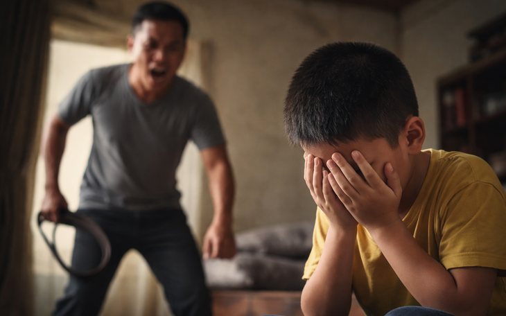 Bé trai 10 tuổi chi chít vết bầm trên người, người cha khai 'đánh để dạy dỗ'- Ảnh 2.