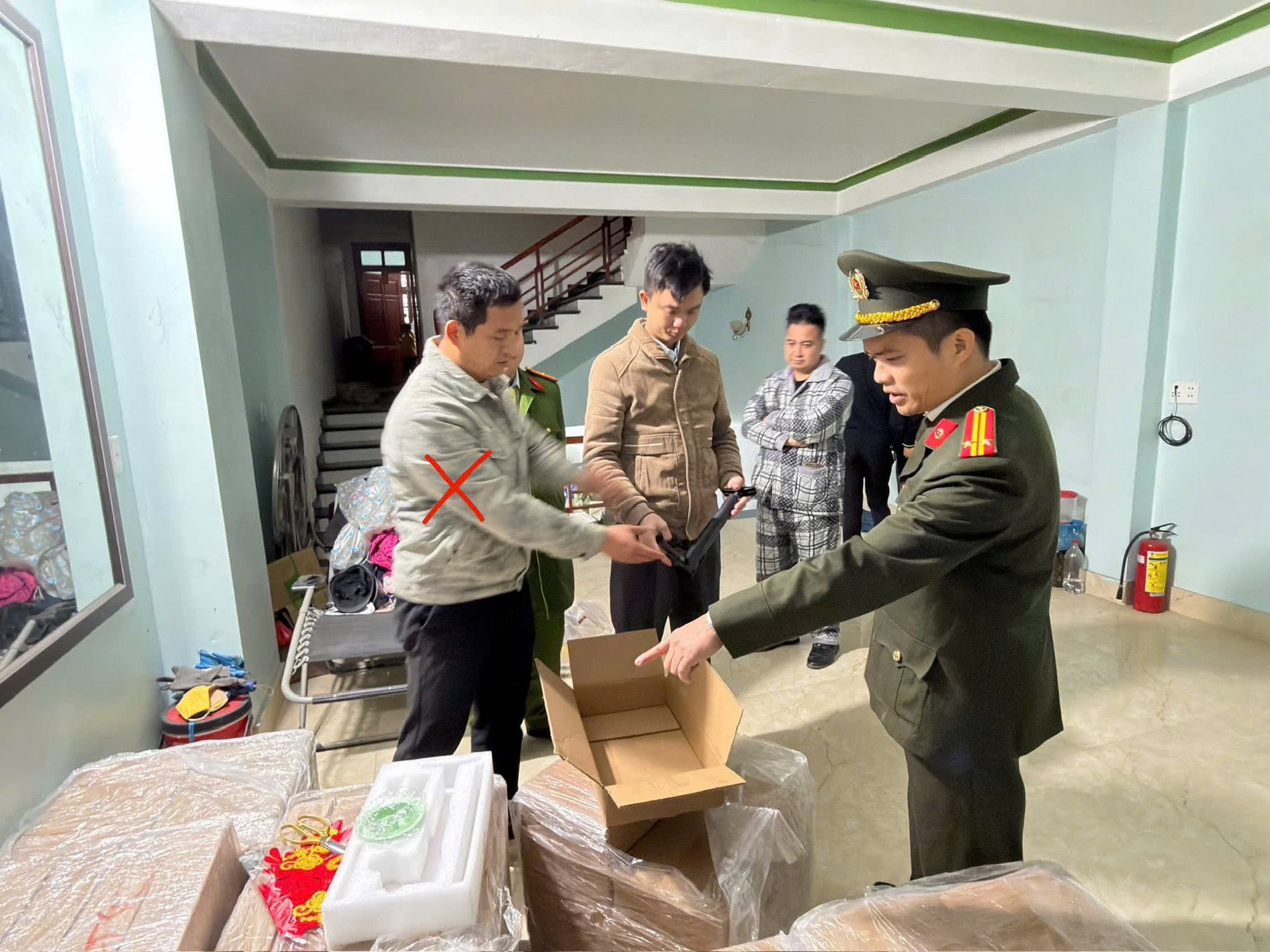 1000051690-1780753909910901005851 Triệt phá đường dây mua bán vũ khí quân dụng ngụy trang mặt hàng 'súng thông bồn cầu'- Ảnh 1.