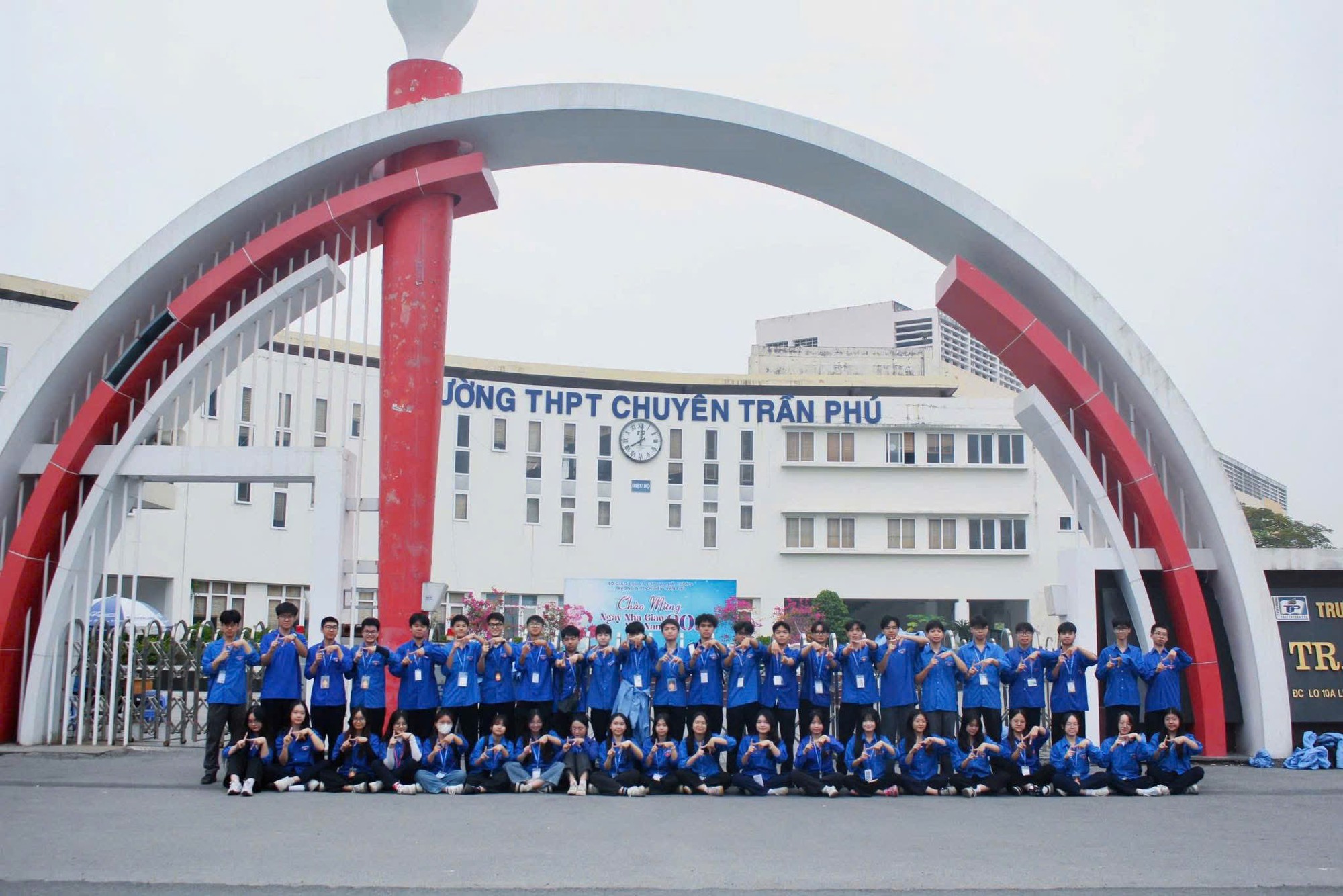 1000116062-17803669230391442802315 Sĩ tử Hải Phòng bước vào cuộc đua giành suất lớp 10 chuyên- Ảnh 1.