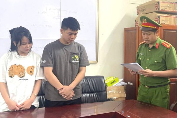 Hơn 5.000 bộ quần áo may gia công được ‘hóa trang’ thành các thương hiệu nổi tiếng bán trên TikTok