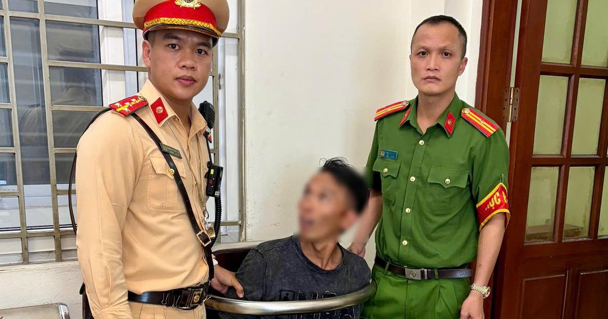 Thanh niên cầm bồ cào chặn xe, đập phá tài sản giữa phố Hà Nội