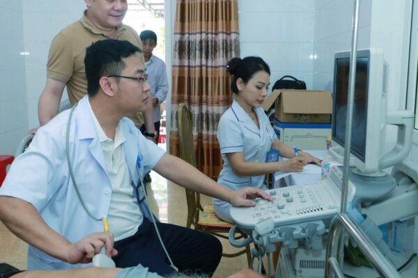Hơn 400 người dân ở Nghệ An được khám, sàng lọc các bệnh ung thư miễn phí