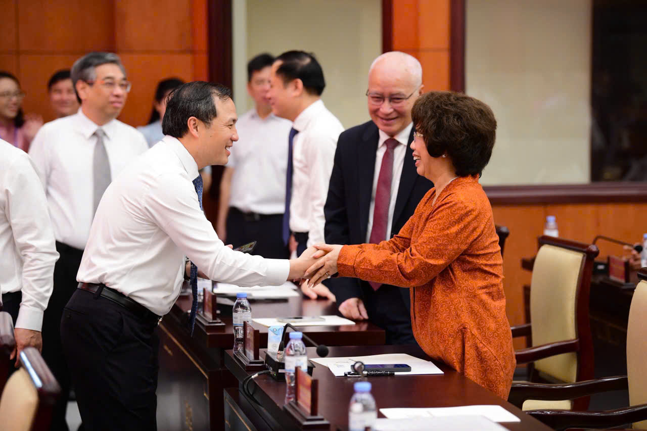 Anh hùng Lao động Thái Hương: Tăng trưởng hai con số phải được xây dựng trên nền tảng sức khỏe của nhân dân- Ảnh 3.