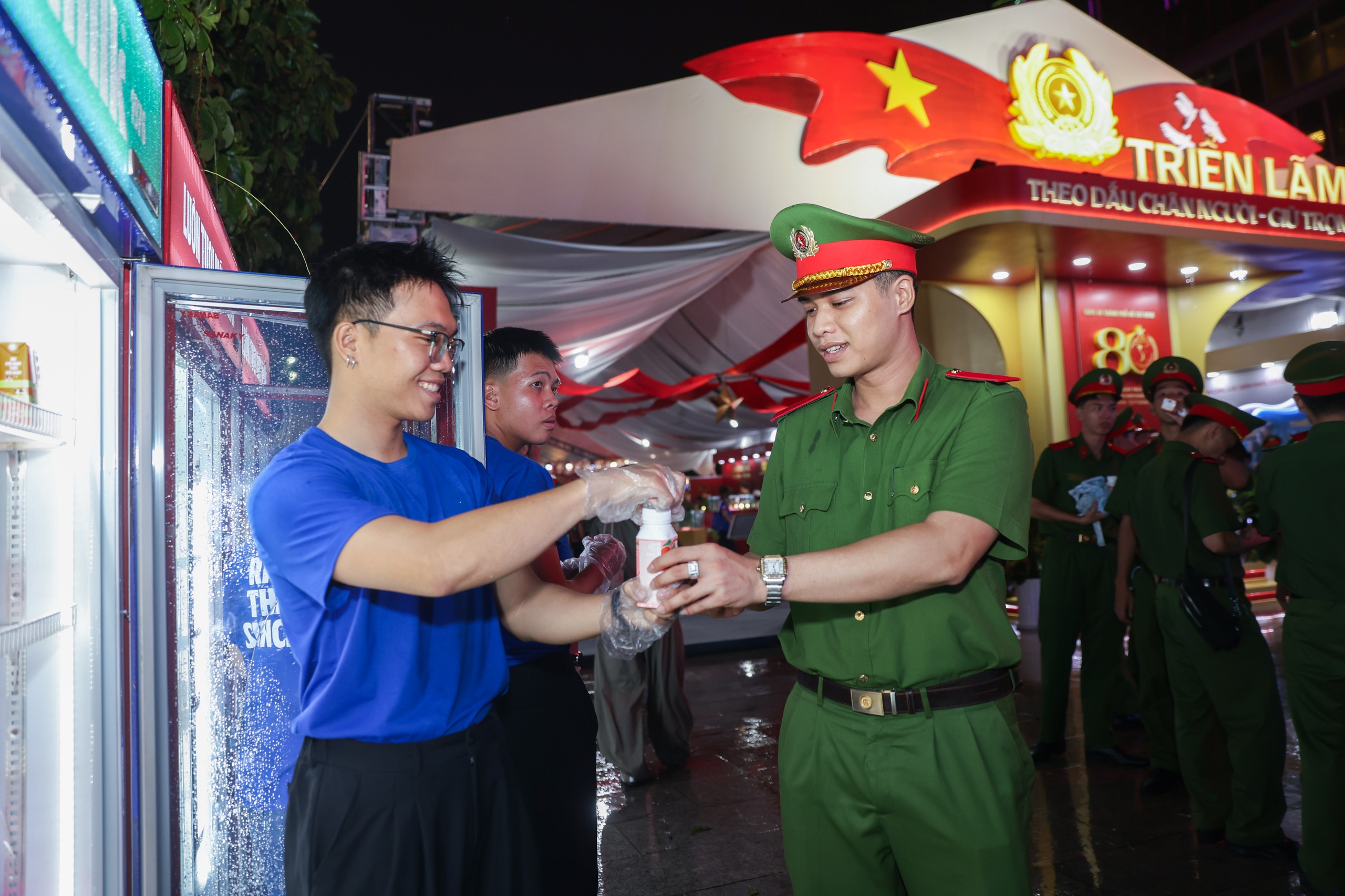 anh-5-17814932812091477821289 Vinamilk mang đến những trạm tiếp năng lượng giữa Gala 'Tổ quốc bình yên'- Ảnh 5.
