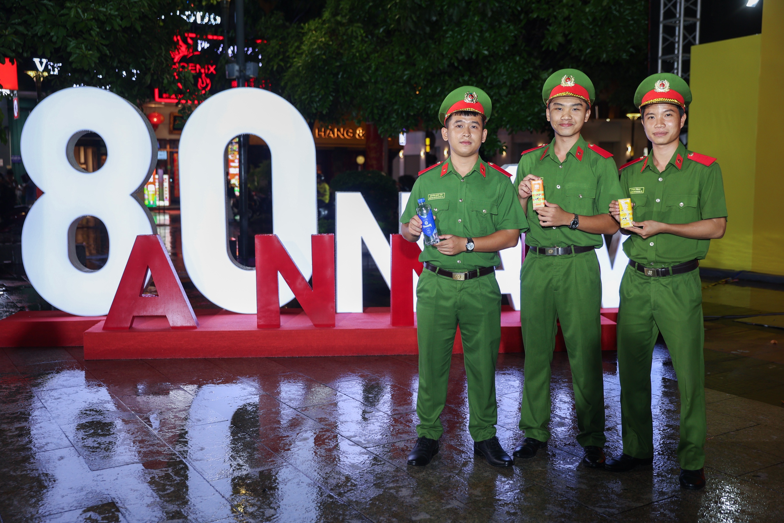 anh-9-17814932805741226352045 Vinamilk mang đến những trạm tiếp năng lượng giữa Gala 'Tổ quốc bình yên'- Ảnh 9.