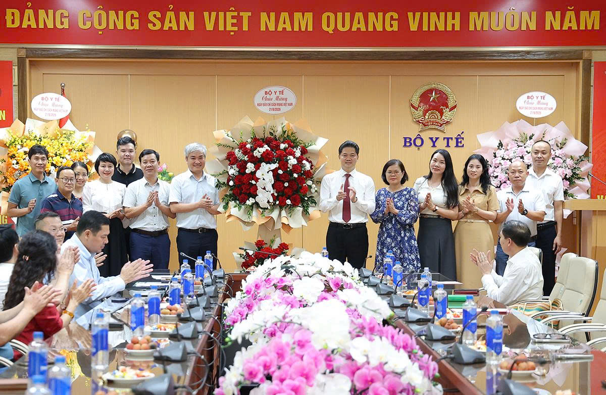 anh-ha-bc-1781617626494913326714 Lãnh đạo Bộ Y tế gặp mặt, chúc mừng các cơ quan báo chí, truyền thông của ngành nhân Kỷ niệm 101 năm Ngày Báo chí cách mạng Việt Nam
- Ảnh 6.