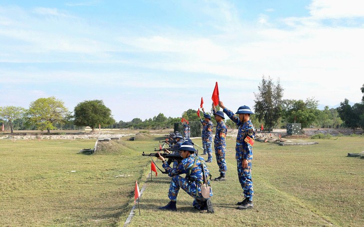 Đông đảo cán bộ, chiến sĩ Hải quân tham gia làm sạch bãi biển ở Đắk Lắk- Ảnh 3.