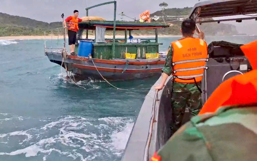 Chìm tàu cá trong đêm trên biển, 3 ngư dân được bộ đội cứu sống- Ảnh 2.