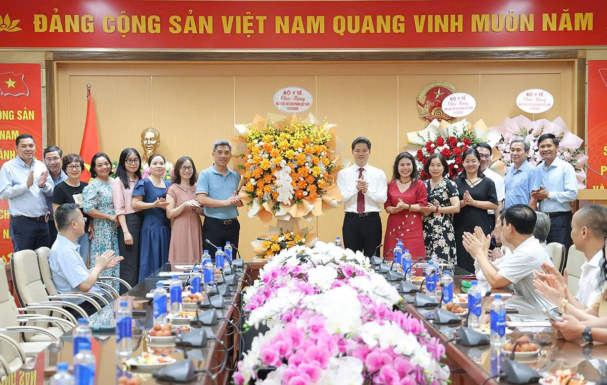 c-phuong-bao-c-17816176265221262561825 Lãnh đạo Bộ Y tế gặp mặt, chúc mừng các cơ quan báo chí, truyền thông của ngành nhân Kỷ niệm 101 năm Ngày Báo chí cách mạng Việt Nam
- Ảnh 7.