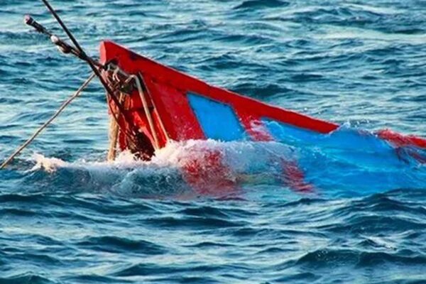 Chìm tàu cá trong đêm trên biển, 3 ngư dân được bộ đội cứu sống