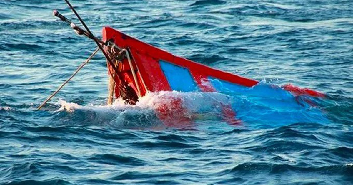 Chìm tàu cá trong đêm trên biển, 3 ngư dân được bộ đội cứu sống