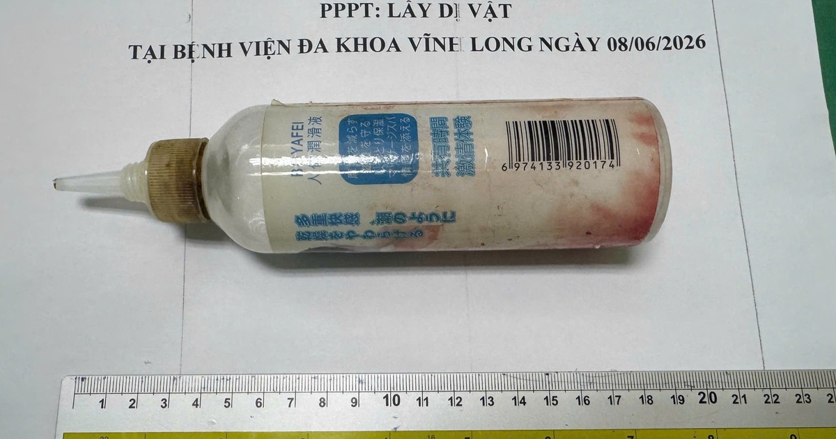 Chai nhựa dài 20cm mắc sâu trong trực tràng sau hành động tự xử của người đàn ông
