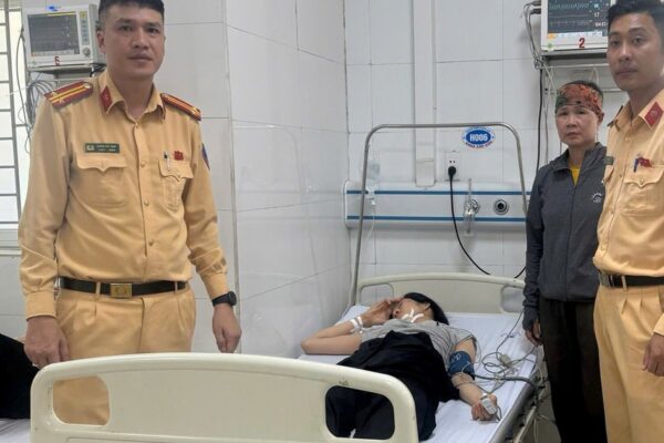Dùng xuồng cao tốc đưa nữ thuyền viên nghi tai biến đi cấp cứu