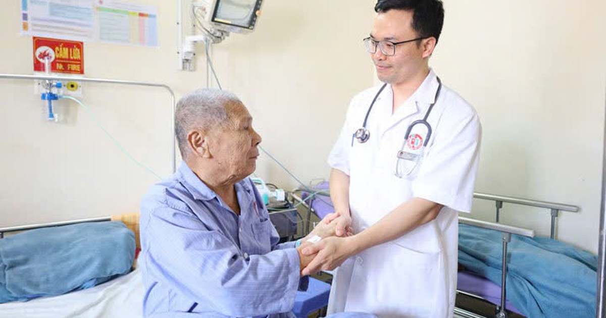 Cụ ông 99 tuổi được cứu sống nhờ can thiệp đặt 2 stent mạch vành