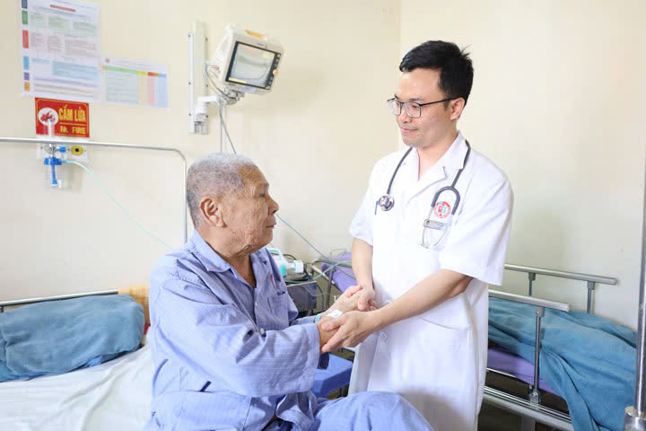 cu-ong-duoc-xuat-vien-trong-niem-vui-mung-cua-gia-dinh-cung-nhu-nhan-vien-y-te-1781684573776749648245 Cụ ông 99 tuổi được cứu sống nhờ đặt 2 stent mạch vành thành công tại Quảng Ninh - Ảnh 1.