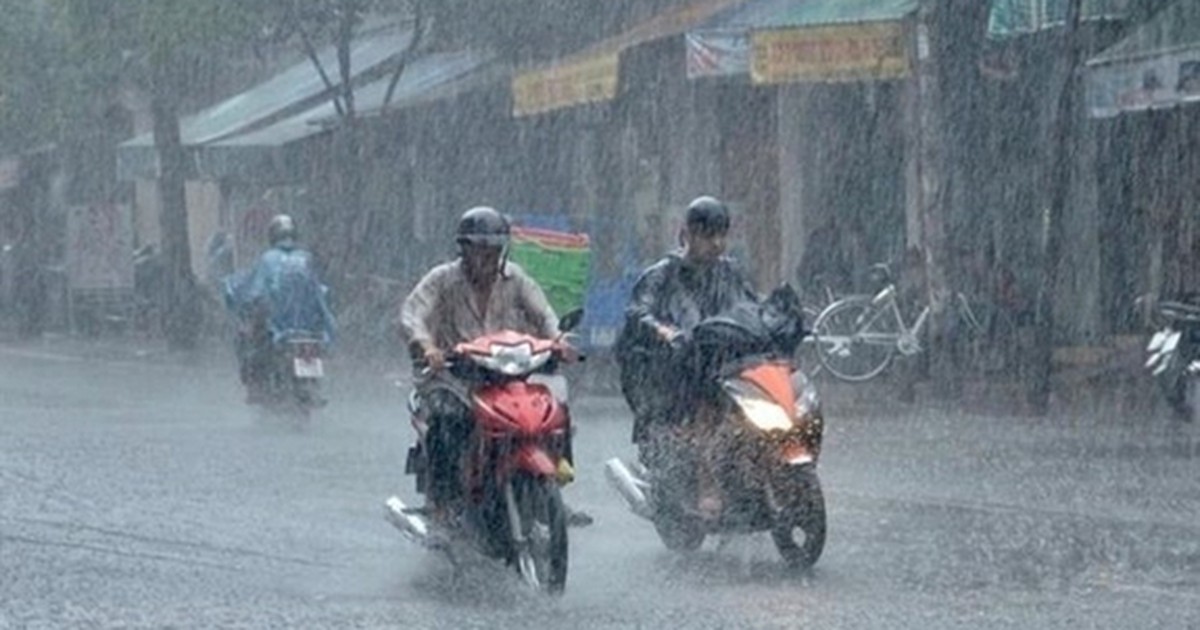 Mưa dông khu vực nội thành Hà Nội giữa cao điểm oi nóng