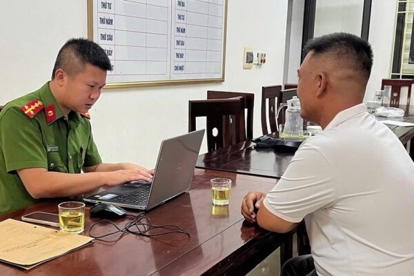Bé trai 10 tuổi chi chít vết bầm trên người, người cha khai ‘đánh để dạy dỗ’