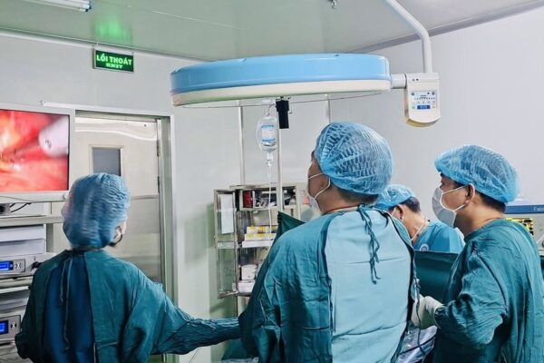 Cứu sống nam bệnh nhân bị thủng dạ dày