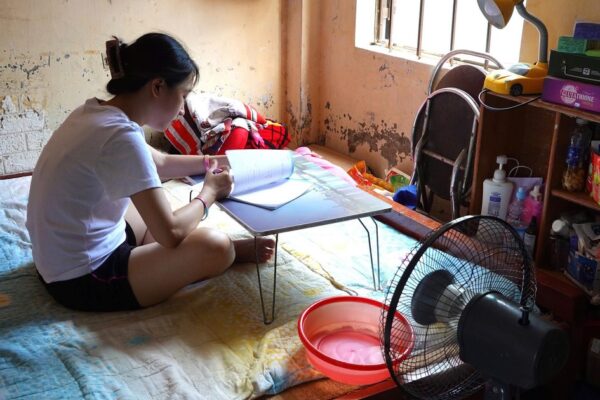 Phòng trọ mái tôn thành ‘lò nung’, sinh viên tìm đủ cách tránh nóng