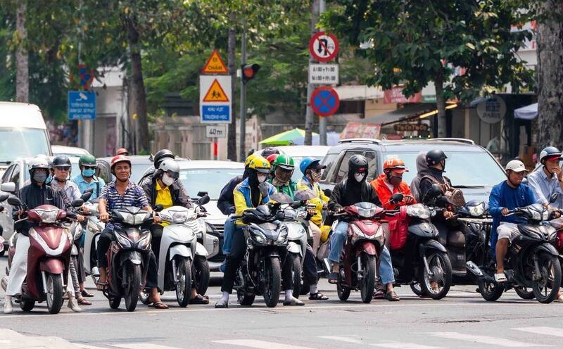 nang-nong-gay-gat-dien-rong-tu-ngay-mai-1780215619980324411451 Miền Bắc, miền Trung nắng nóng kéo dài cả tuần tới- Ảnh 1.
