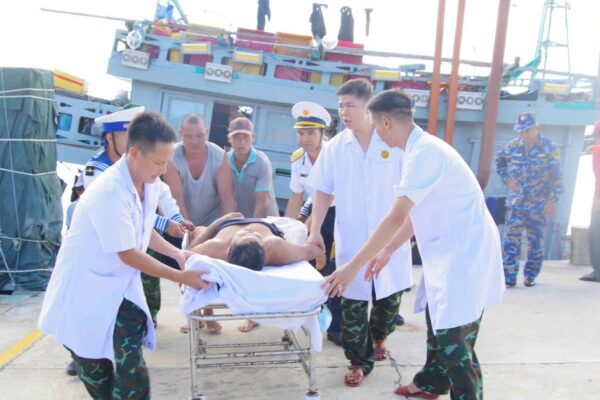 Cấp cứu kịp thời một ngư dân bị dây kéo lưới cắt đứt cẳng chân và rơi xuống biển