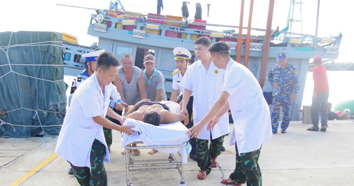 Cấp cứu kịp thời một ngư dân bị dây kéo lưới cắt đứt cẳng chân và rơi xuống biển