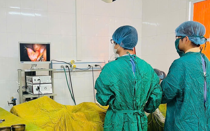 Cứu sống nam bệnh nhân bị thủng dạ dày- Ảnh 2.