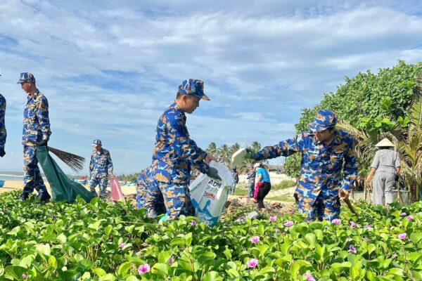Đông đảo cán bộ, chiến sĩ Hải quân tham gia làm sạch bãi biển ở Đắk Lắk