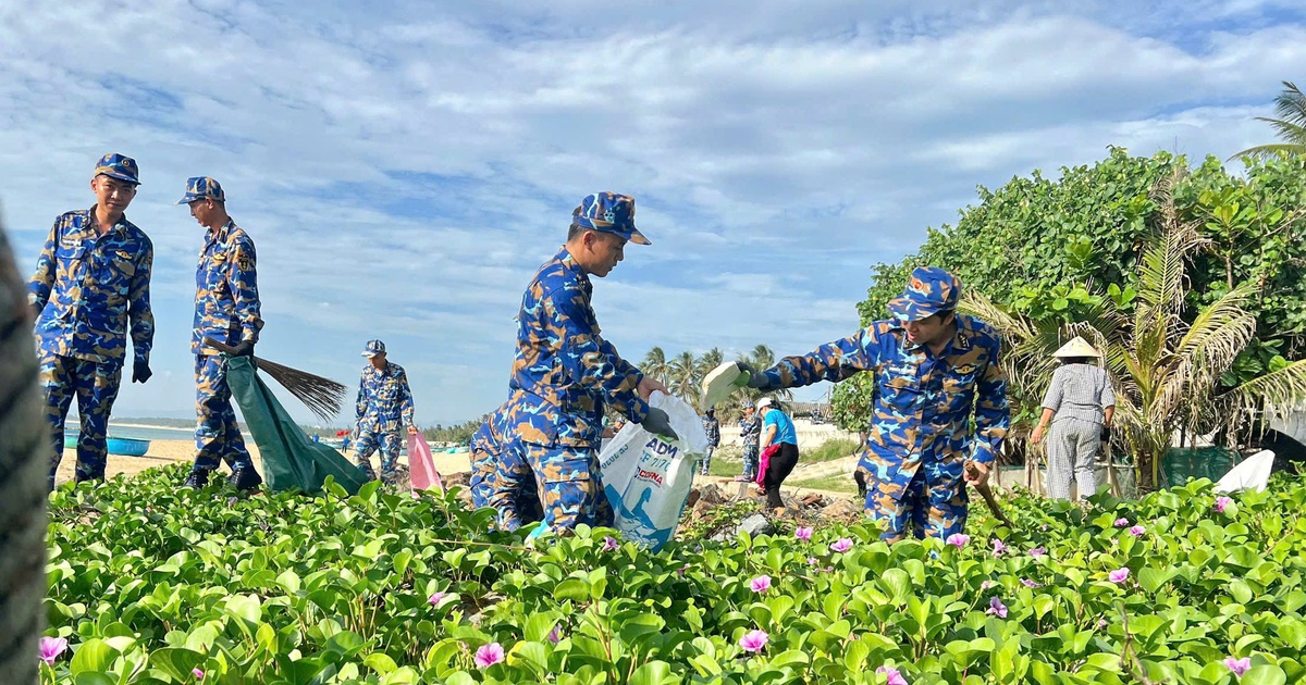 Đông đảo cán bộ, chiến sĩ Hải quân tham gia làm sạch bãi biển ở Đắk Lắk