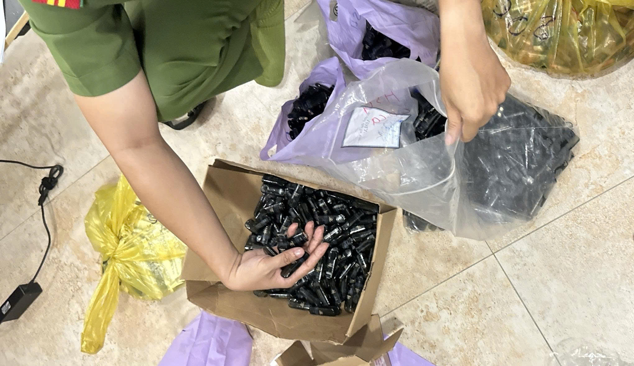 thuoc-la-17814915036271424919291 Bắt nhóm buôn bán thuốc lá điện tử chứa ma túy Etomidate quy mô lớn tại TPHCM- Ảnh 2.