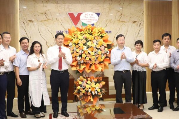 Thứ trưởng Thường trực Bộ Y tế Vũ Mạnh Hà chúc mừng các cơ quan báo chí nhân 101 năm Ngày Báo chí Cách mạng Việt Nam