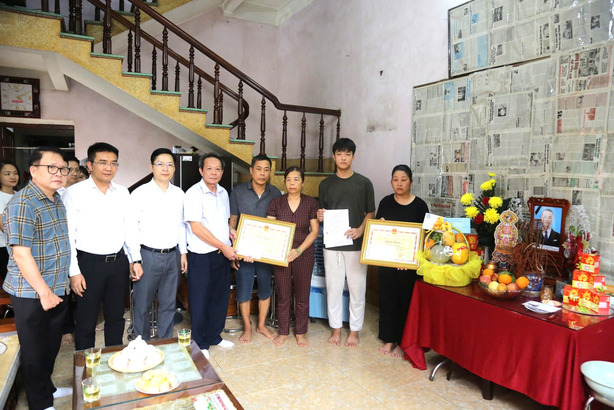 trao-tang-bang-khen-cho-gia-dinh-ong-nguyen-thanh-tung-tai-phuong-cam-pha-2-2048x1366-1781842024667874518705 Trao bằng khen cho cá nhân, gia đình có nghĩa cử hiến tạng cứu người - Ảnh 1.