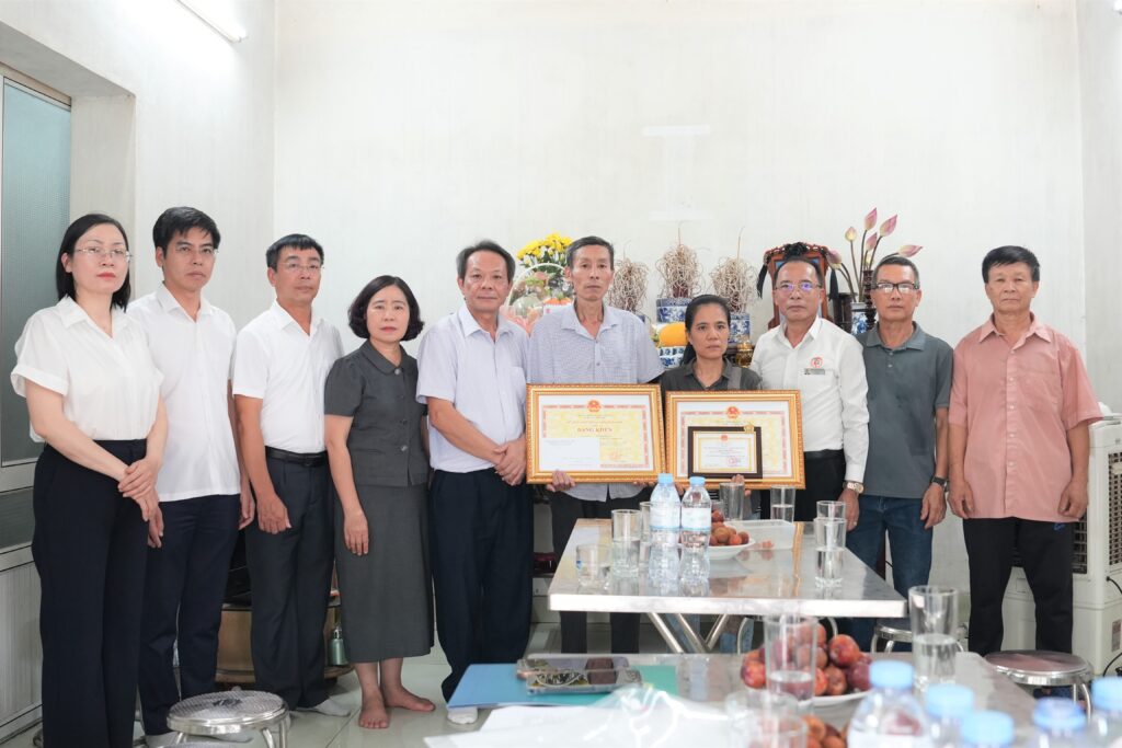 trao-tang-bang-khen-cho-gia-dinh-ong-vu-minh-hieu-tai-phuong-uong-bi-1024x683-17818420445991741277079 Trao bằng khen cho cá nhân, gia đình có nghĩa cử hiến tạng cứu người - Ảnh 2.