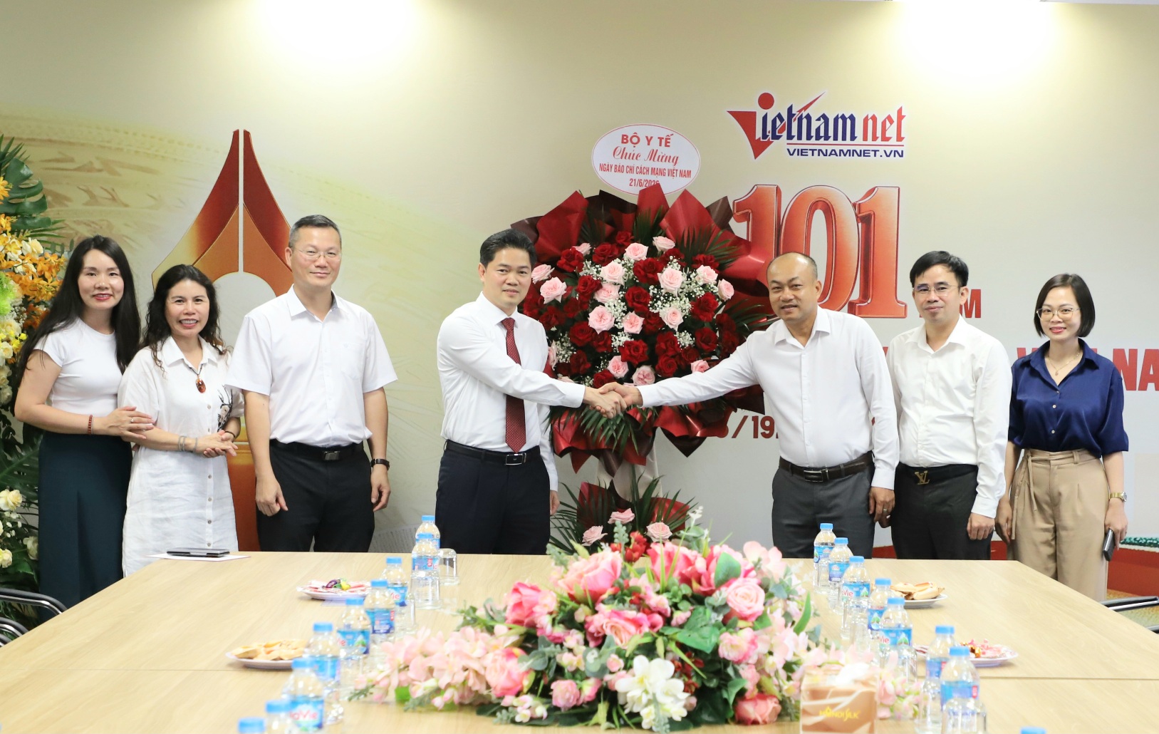 vietnamnet-1781688025543766643145 Thứ trưởng Thường trực Bộ Y tế Vũ Mạnh Hà chúc mừng các cơ quan báo chí nhân 101 năm Ngày Báo chí Cách mạng Việt Nam- Ảnh 6.