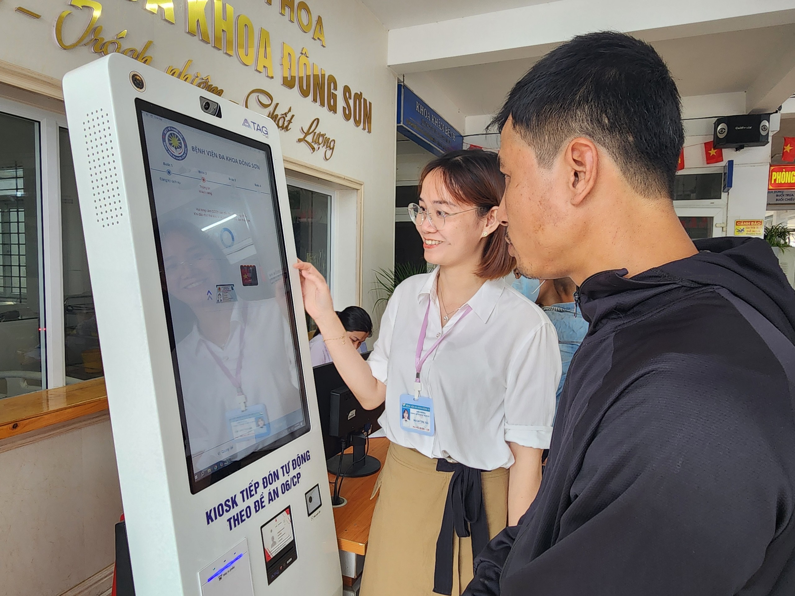 z7915906442852cf3b1102f45a9cacab5b0a0655b5f00f-1780972171259933402309 Quy trình 'một cửa' ở bệnh viện trên địa bàn phường giúp người dân khám nhanh, thủ tục gọn
- Ảnh 2.