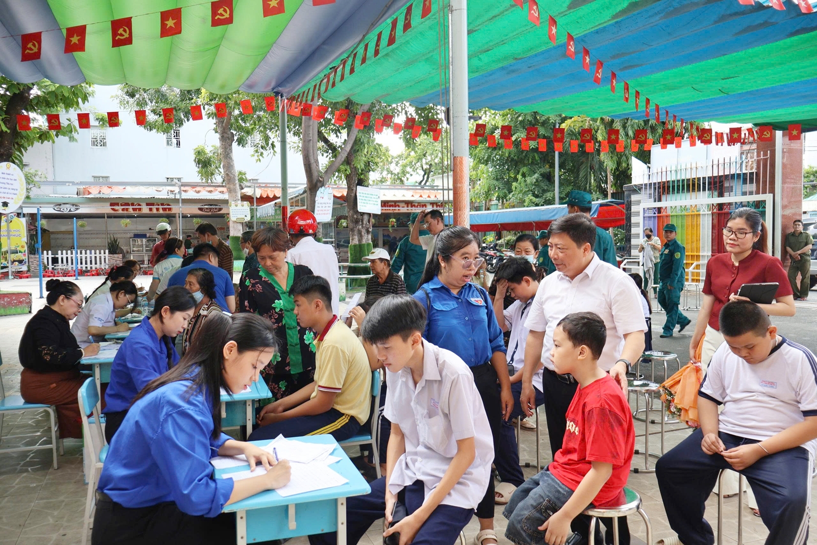 z791611858160120fd58fa62efb2831eace56537e7dcf5-1780976323870291368797 300 liều vaccine cúm đến với người dân phường Bình Tây, TPHCM- Ảnh 2.