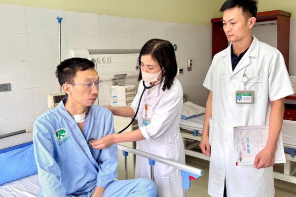 Nghẹt thở chạy đua với ‘tử thần’, cứu sống Trung tá Công an bị đâm đứt động mạch cảnh