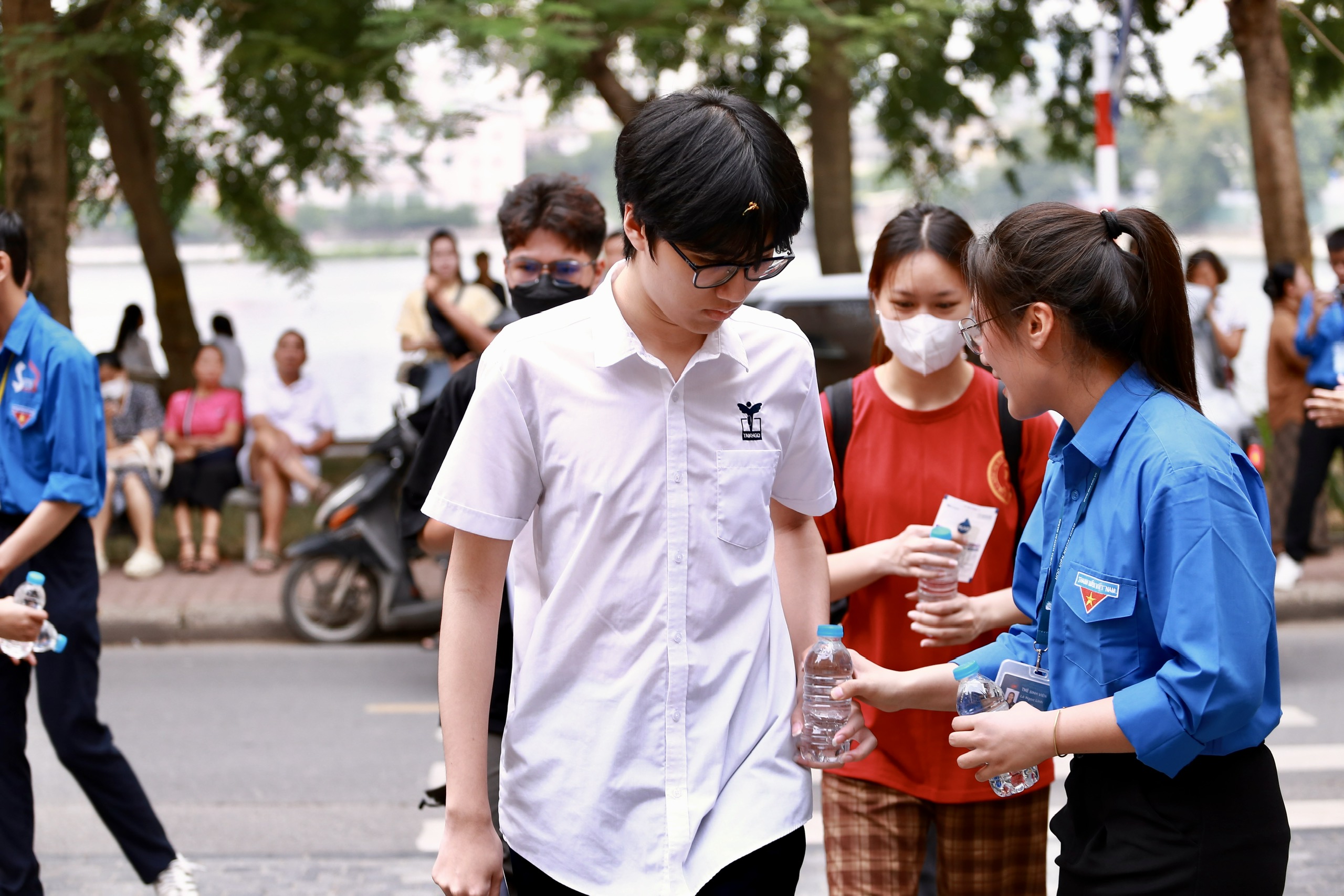 z7923069011788a5ca521d9dd7fc8b3c1a569ac8320dca-17811902103451311008206 Sáng nay, hơn 1,2 triệu thí sinh thi tốt nghiệp THPT ngày cuối- Ảnh 1.